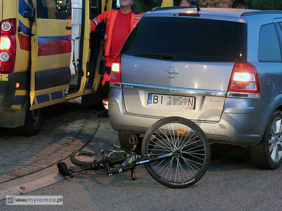 Potrącenie rowerzysty na rondzie. Ranny mężczyzna w szpitalu! [FOTO]