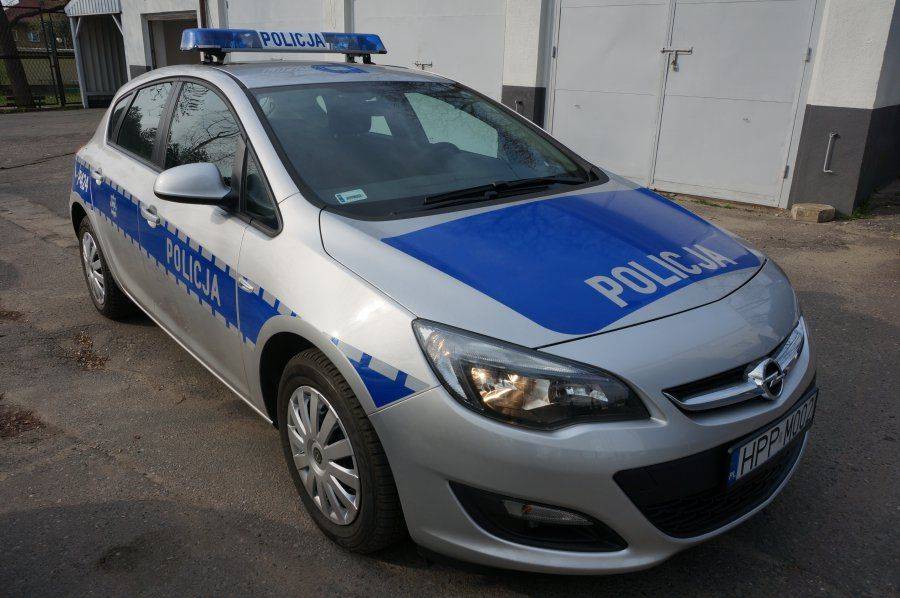 Samotny spacer trzylatka po mieście