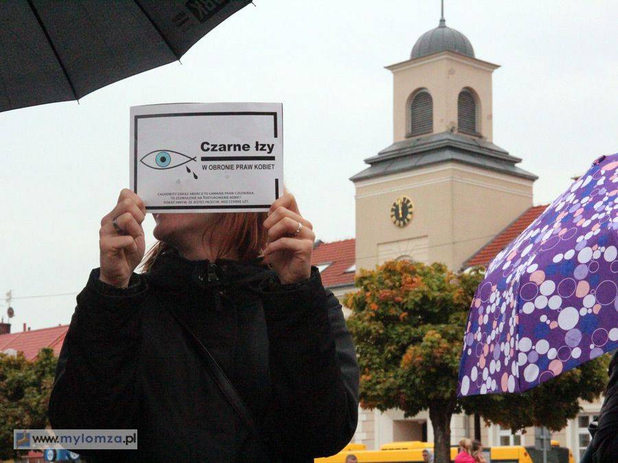Czarny protest na Starym Rynku w Łomży [VIDEO i FOTO]