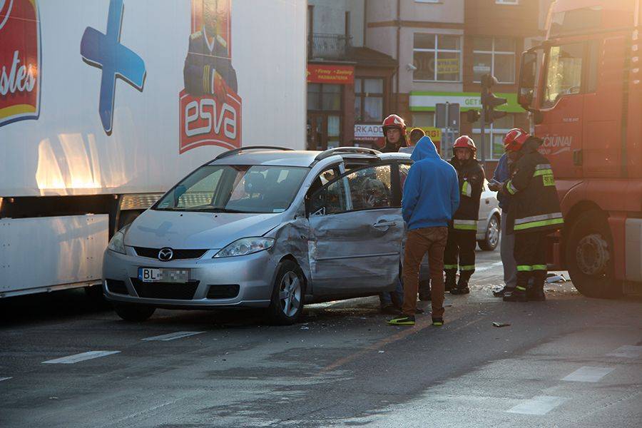 Tir kontra osobówka na skrzyżowaniu [FOTO]
