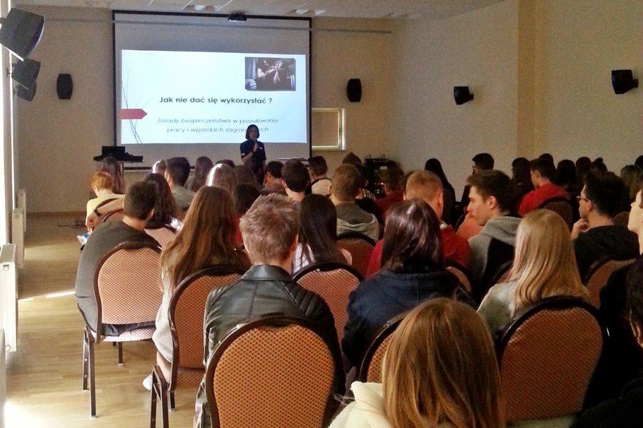 Policjanci rozmawiali z młodzieżą o handlu ludźmi