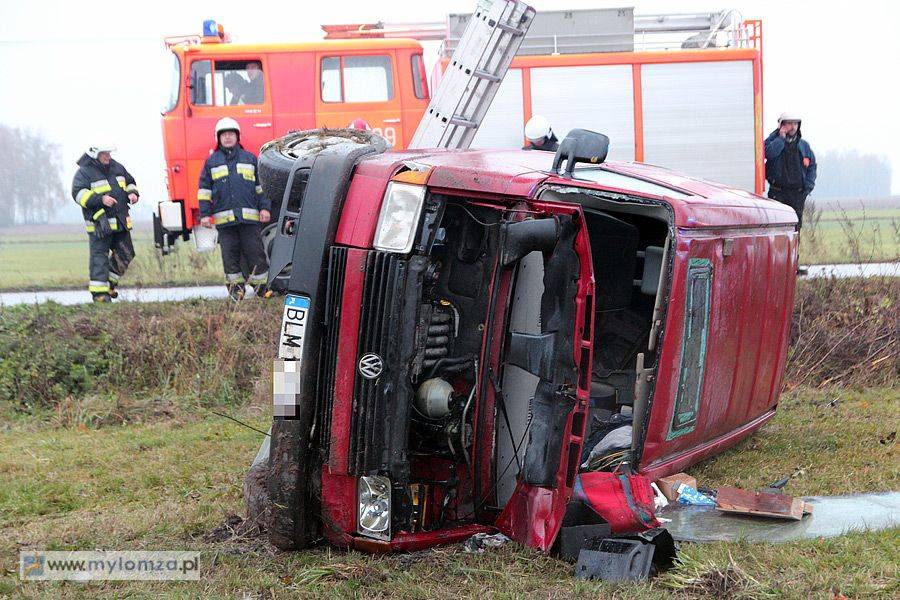 Groźne dachowanie busa [FOTO]