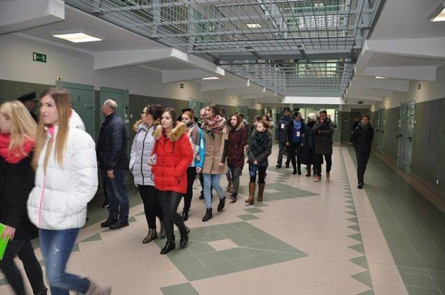 Studenci PWSIiP za kratami