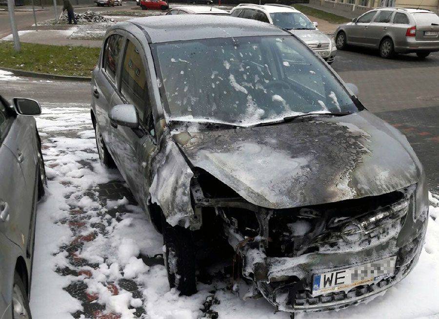 Jeden samochód spalony, drugi uszkodzony