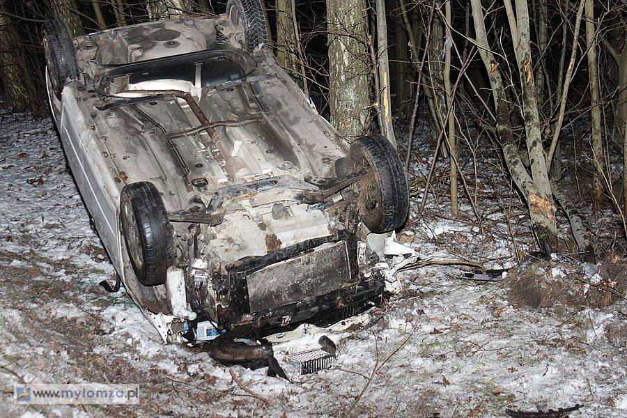 Wypadek na trasie nr 63. Dwie osoby w szpitalu [FOTO]