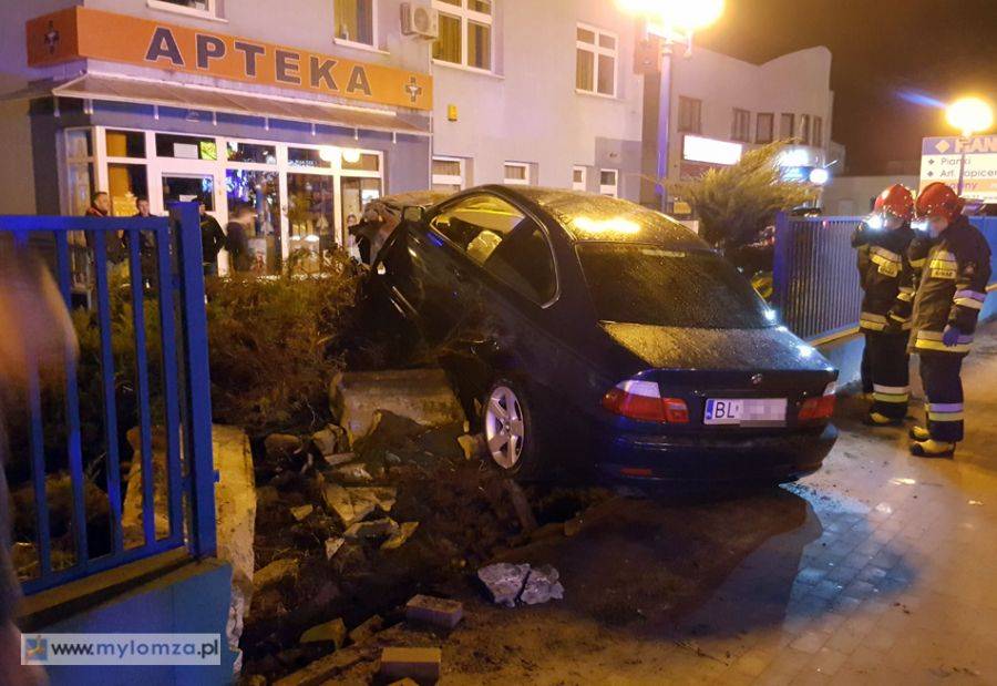 Łomża: BMW wbiło się w ogrodzenie [VIDEO i FOTO]