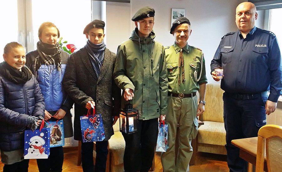 Betlejemskie Światło Pokoju u policjantów