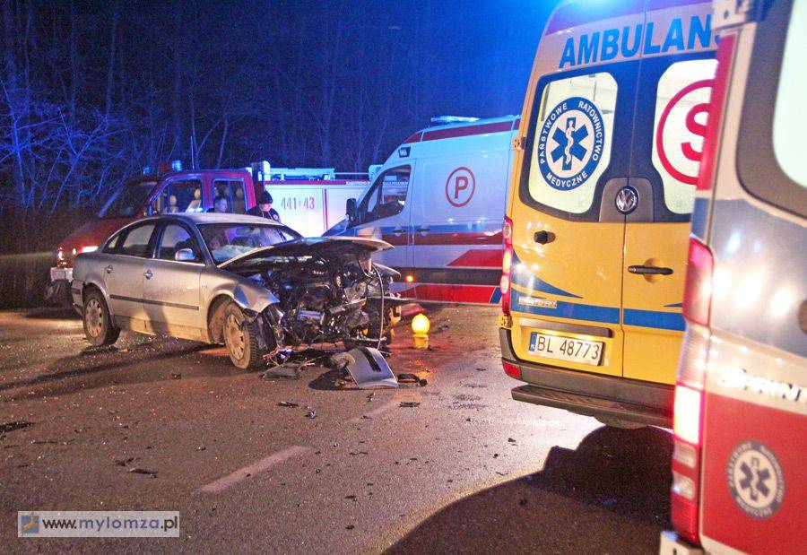 Groźny wypadek na drodze 63. Cztery osoby w szpitalu [FOTO]