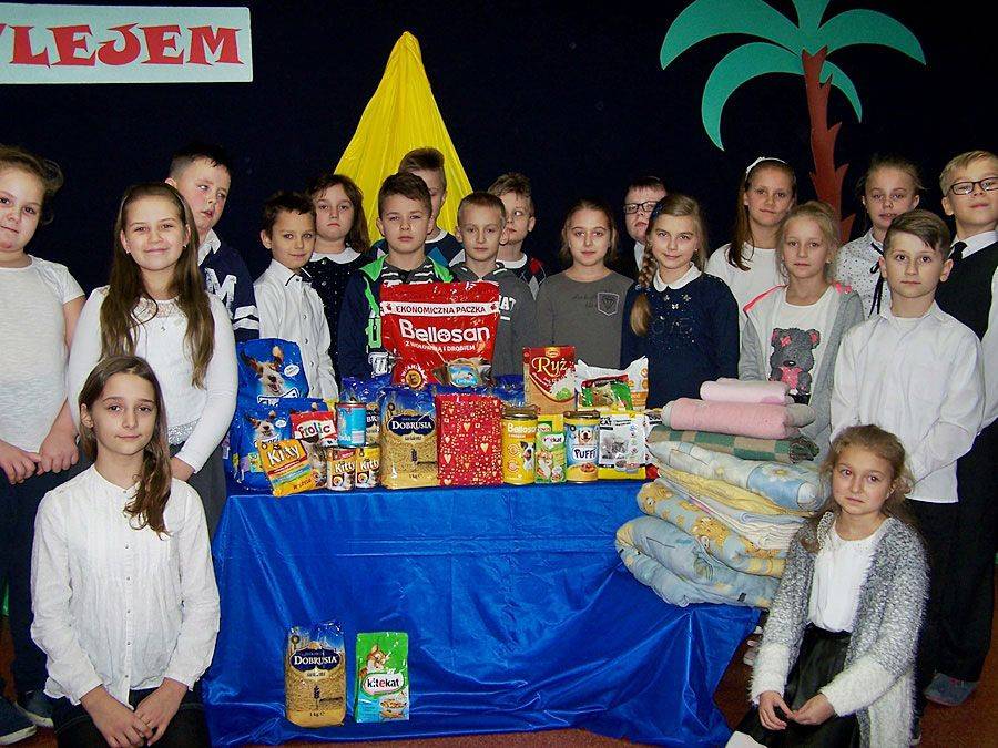 Uczniowie Dwójki z wigilijnymi podarkami dla mieszkańców łomżyńskiej „ARKI” [FOTO]