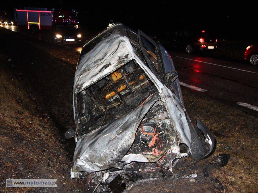 Auto uderzyło w przepust i spłonęło [FOTO]