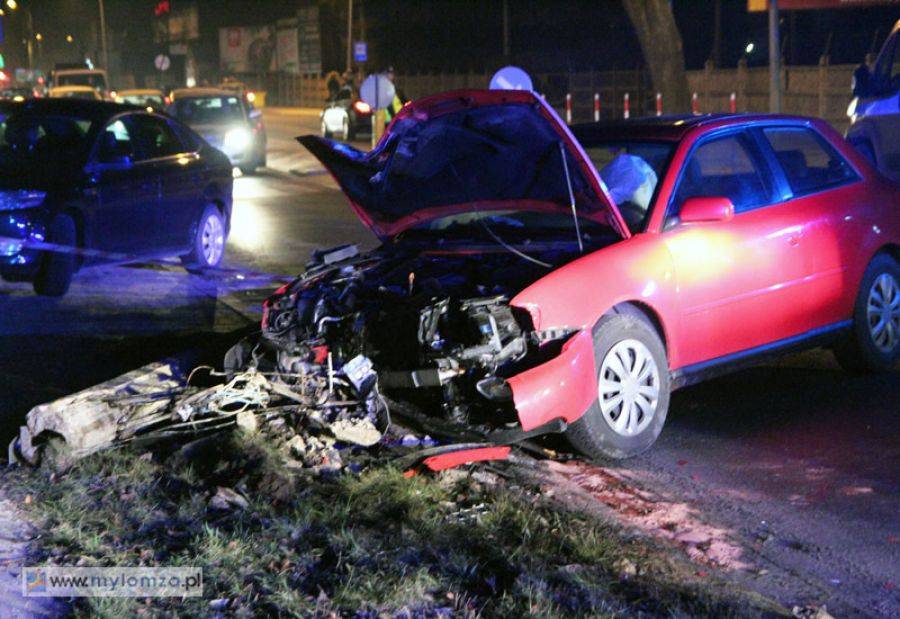 Audi ścięło uliczną latarnię. Kierowca w szpitalu [FOTO]