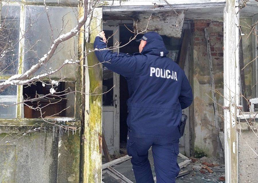 Policjanci apelują - nie bądźmy obojętni, pomóżmy drugiemu człowiekowi przetrwać zimę!