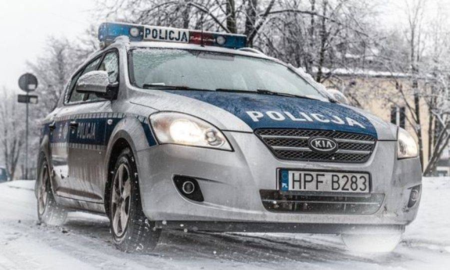 Wygonił gości z domu na mróz