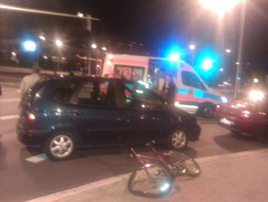 Wjechał na czerwonym- prosto pod koła!