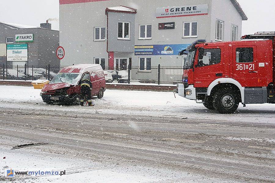 Zderzenie pojazdów na skrzyżowaniu Poznańskiej i Poligonowej