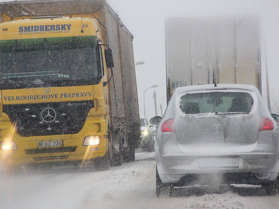 Śnieg, korki i auto w rowie 