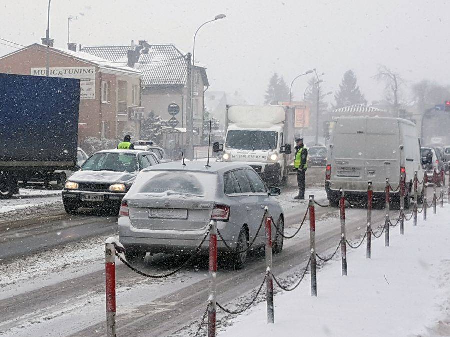 Cały czas bardzo trudne warunki na drogach