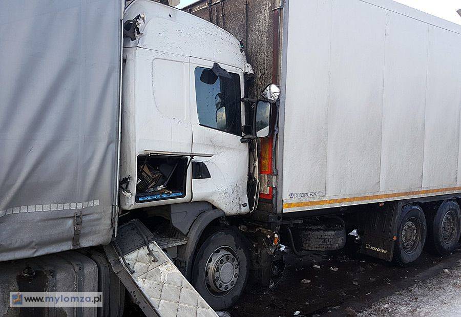 Wypadek na moście: Rozpędzony tir wjechał w stojące w korku auta [FOTO]