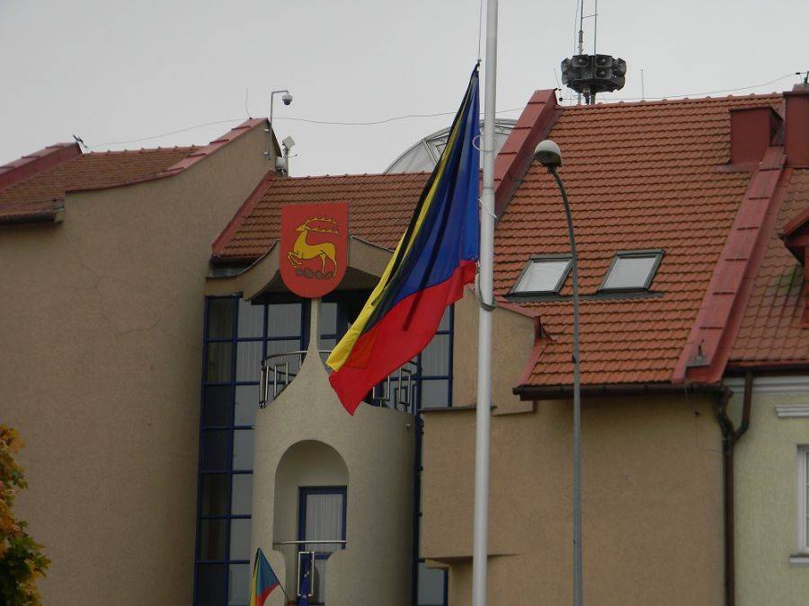 Przed ratuszem opuszczone flagi...