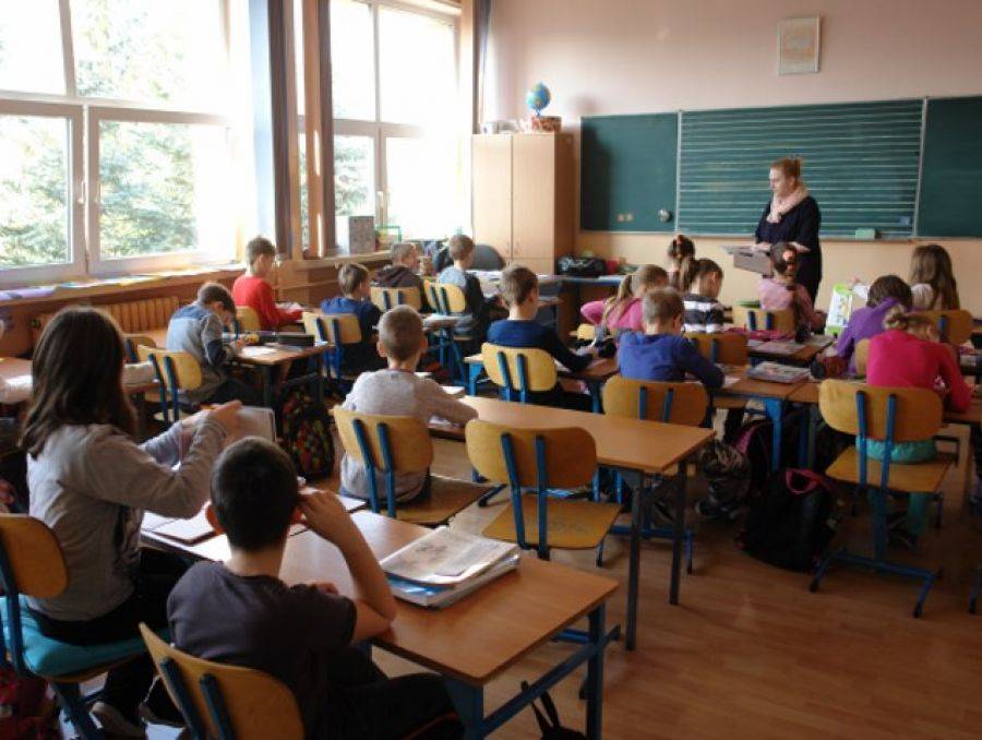 MEN chce skończyć z nauką w systemie zmianowym. Czy reforma pomoże?