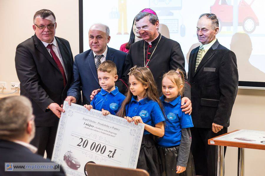 Pieniądze dla szkół, kamizelki dla przedszkoli. WORD inwestuje w bezpieczeństwo najmłodszych [FOTO]