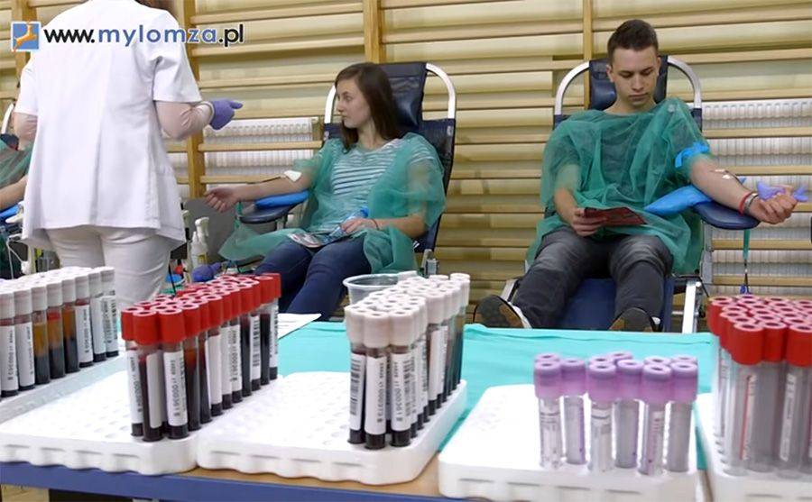 Uczniowie I LO w Łomży wsparli akcję honorowego krwiodawstwa [VIDEO]