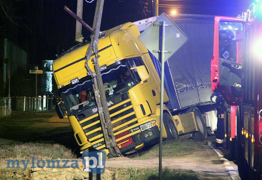 Konarzyce: Tir wypadł z drogi i uderzył w słup [FOTO]