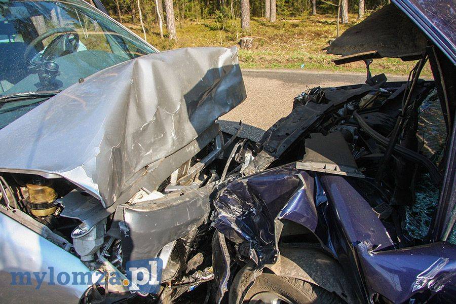 Poważny wypadek na granicy województw. Do szpitali w Ostrołęce i Łomży trafiło sześć osób [FOTO]