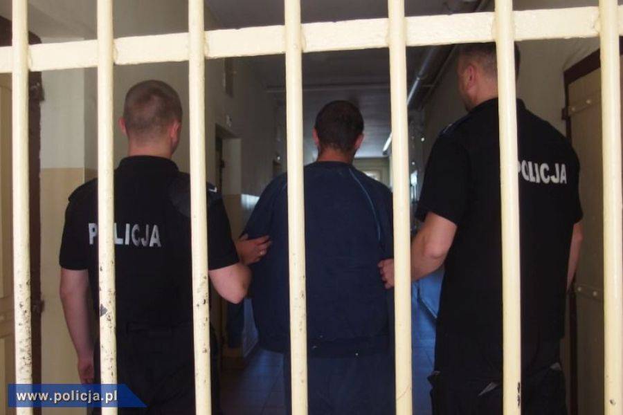 Mieli broń i narkotyki. Trafili do aresztu