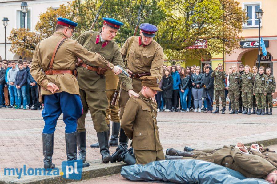 Uczniowie łomżyńskich szkół wzięli udział w Apelu Poległych [VIDEO i FOTO]