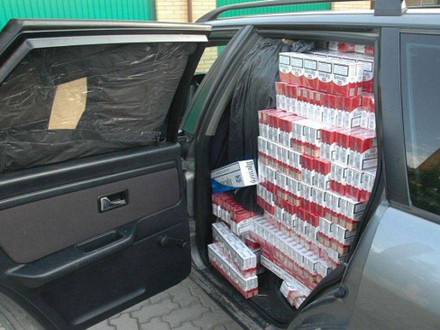 Tysiące nielegalnych paczek papierosów w mercedesie