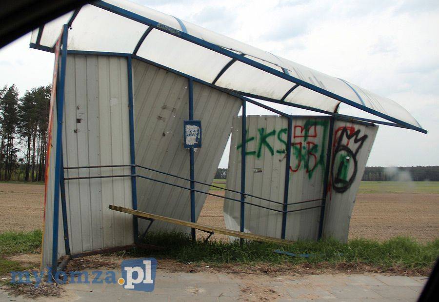 Nasza interwencja. Uszkodzone wiaty przystankowe zagrażają bezpieczeństwu! [FOTO]