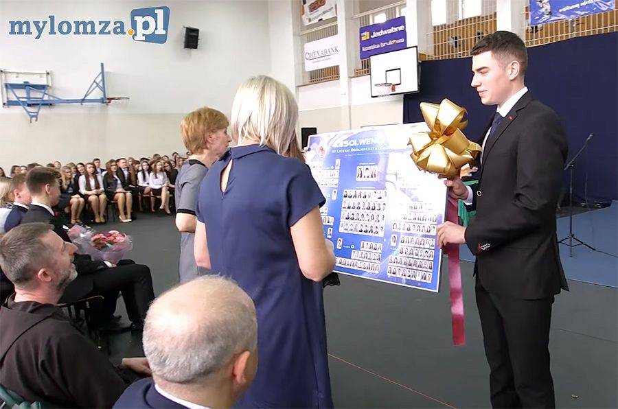 III LO w Łomży. Niezwykłe pożegnanie klas maturalnych [VIDEO]