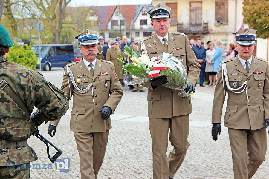 Kwiaty pod pomnikiem Żołnierzy 33 Pułku Piechoty [FOTO]