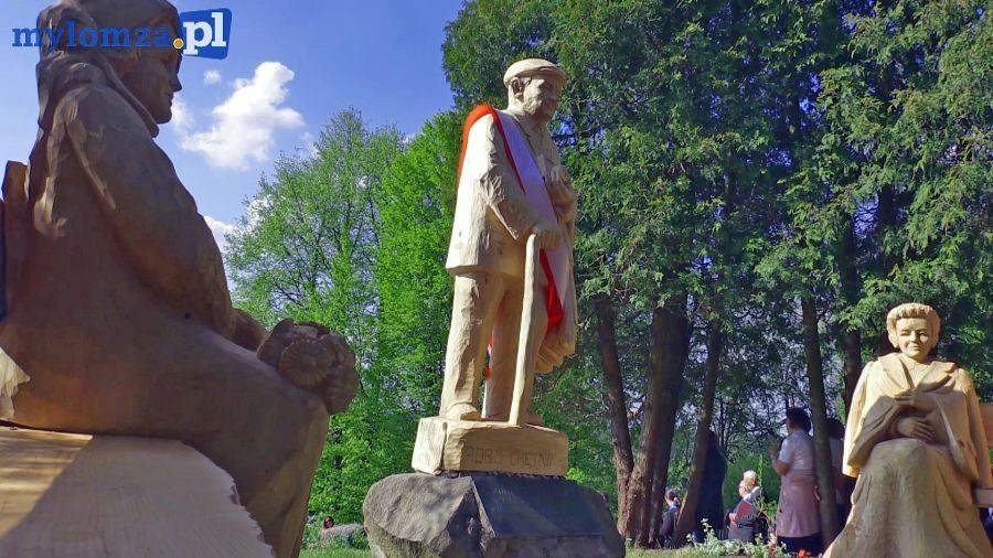 Chętnik z laską i aparatem w skansenie, w towarzystwie swoich żon [VIDEO]