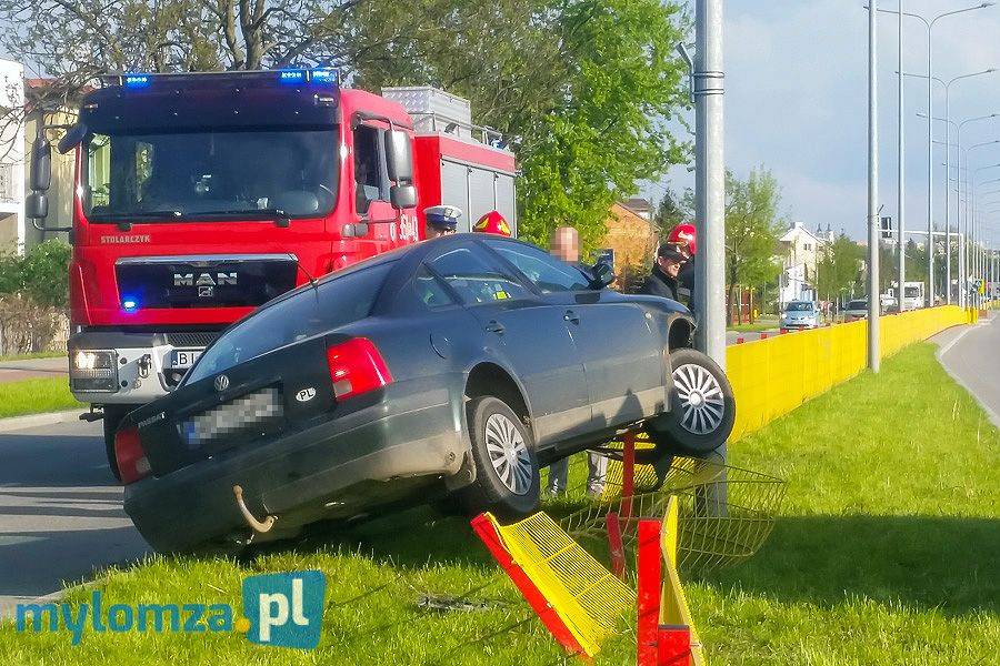 Volkswagen zawisł na barierkach [FOTO]