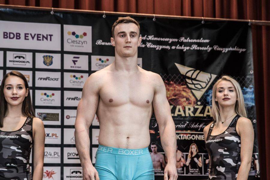 Zwycięski, zawodowy debiut Maćka Roszkowskiego w MMA [VIDEO]