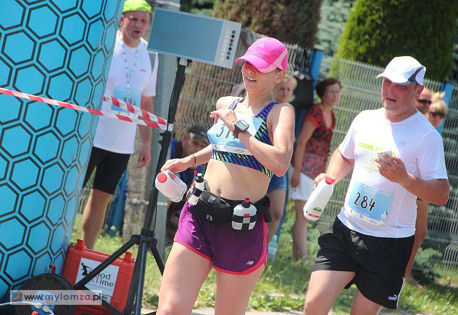Pobiegnij w półmaratonie z butelką mleka w ręku