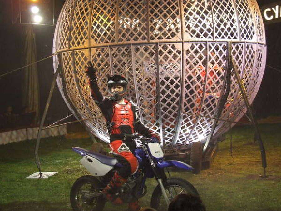Cyrk na Dzień Dziecka: sensacyjne motory w kuli śmierci w Łomży