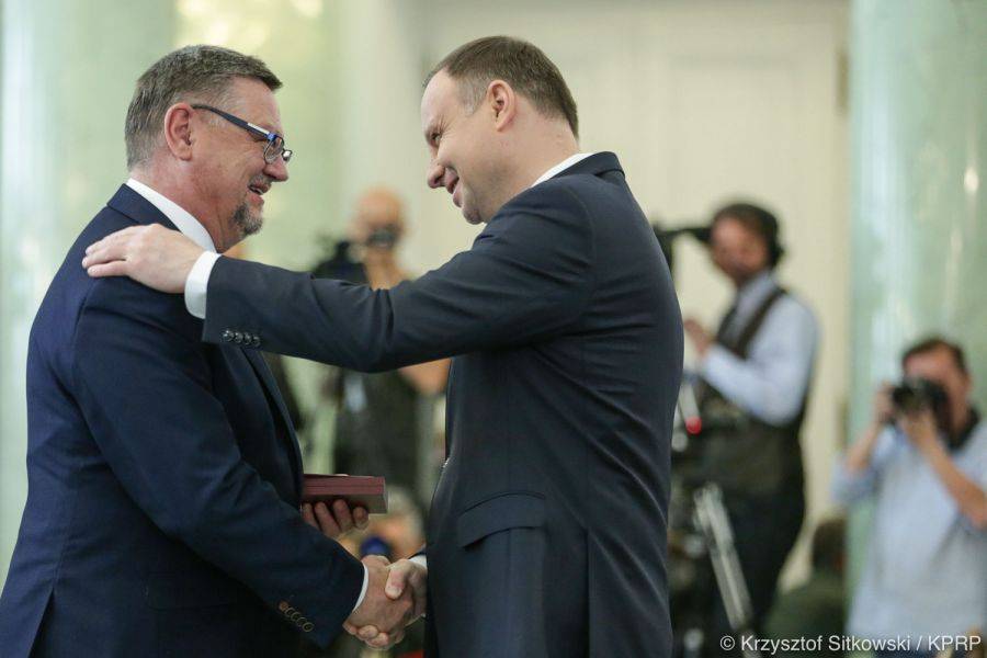Andrzej Duda odznaczył... Andrzeja Dudę