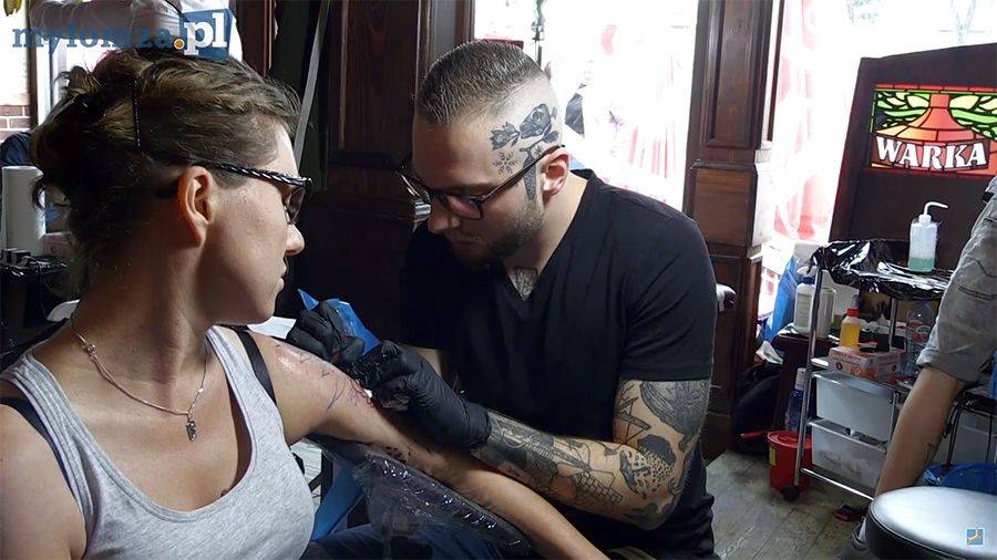 Podaj Dalej czyli tatuaże, golibroda, piercing i inne w Piwiarni Warka w Łomży [VIDEO]