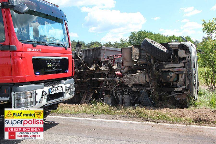Po wypadku zablokowana droga 677. Sprawca uciekł i jest poszukiwany [FOTO]