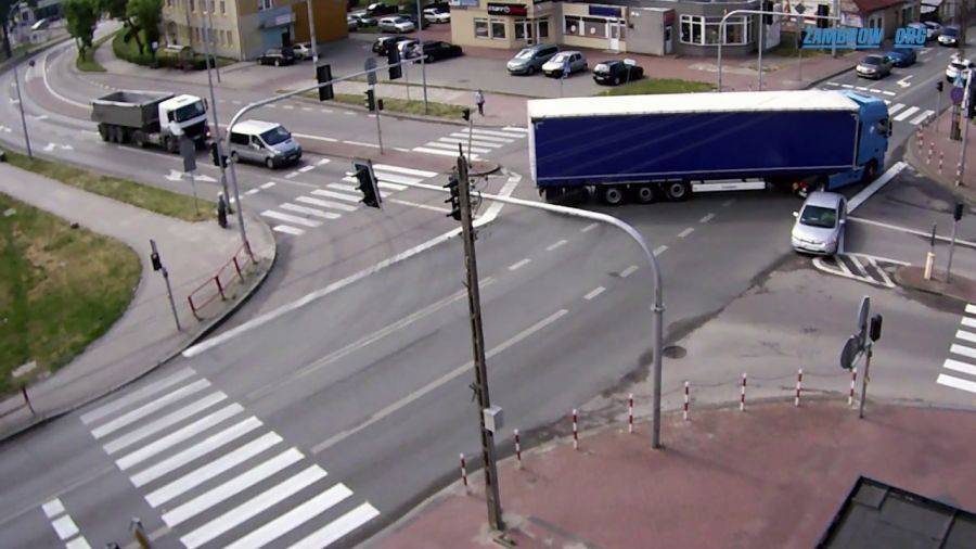 Tir staranował osobówkę i odjechał [VIDEO]