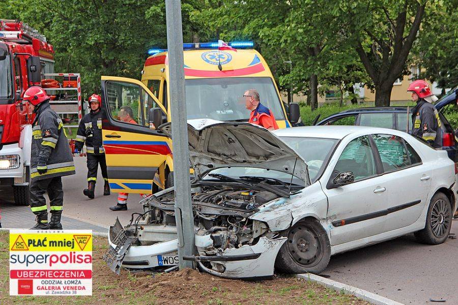Młody kierowca renault jazdę zakończył na słupie [FOTO]