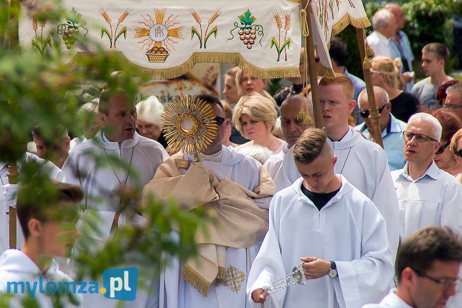 Tysiące wiernych uczestniczyło w procesjach [FOTO]