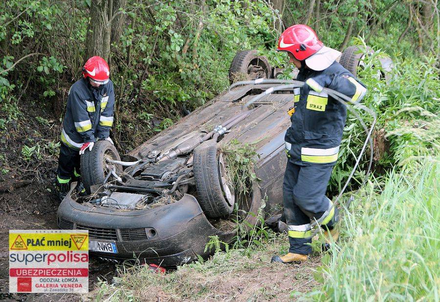 Dachowanie na drodze 64 w okolicy Wizny [VIDEO i FOTO]
