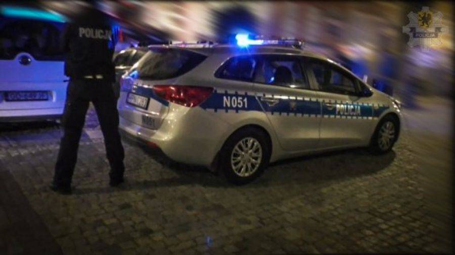 Policja na sygnale odwiozła do szpitala kobietę ugryzioną przez żmiję