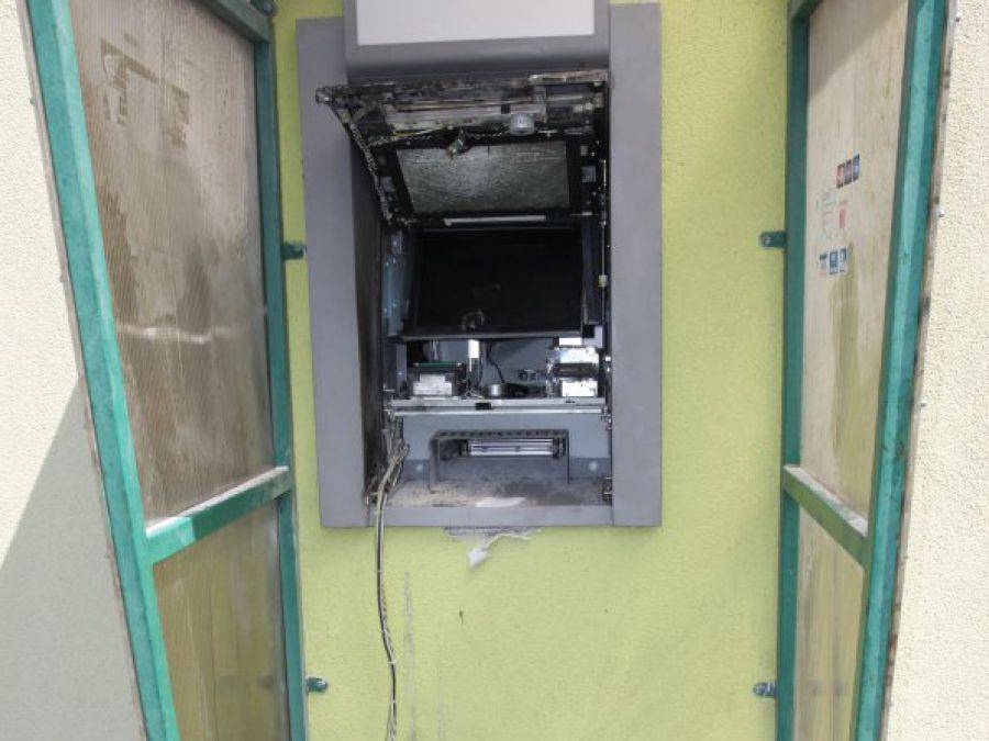 Włamywacz wysadził bankomat w powietrze [FOTO]