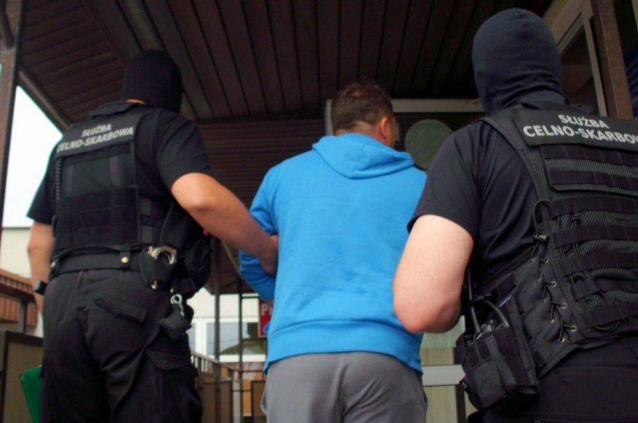 Funkcjonariusze KAS rozbili grupę wyłudzającą podatek VAT