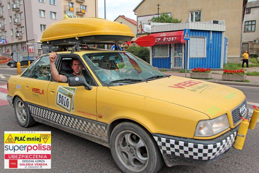 Zwariowani Holendrzy w dziwnych autach przejechali przez (zakorkowaną) Łomżę